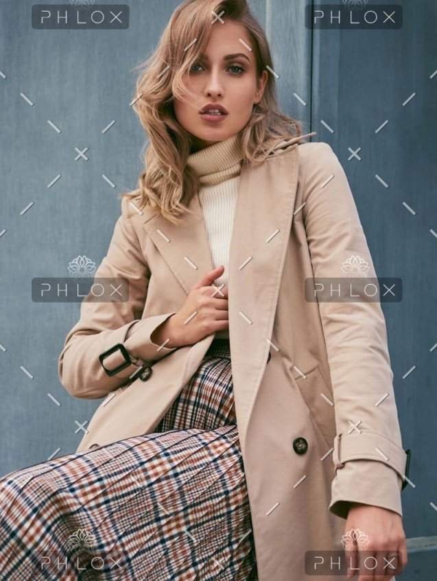 demo-attachment-950-beautiful-serious-casual-blond-girl-in-stylish-7SMDMEX-1